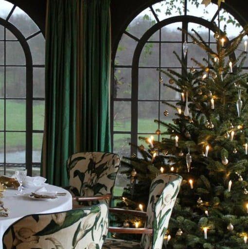 Churchill’s Champagne Christmas Guided Tour - Image 6
