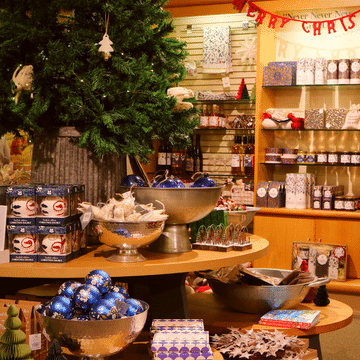 Churchill’s Champagne Christmas Guided Tour - Image 7